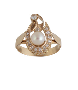 87.  Sortija S. XIX con herradura de diamantes y perla central, adornada con hojita en la base