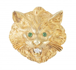 69.  Broche con diseño de cabeza de gato, decorada con cabuchones esmeraldas como ojos y brillante en la boca