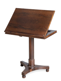 724.  Mesa de lectura victoriana de madera de caoba sobre pie de trípode.Inglaterra, pp. del S. XX.