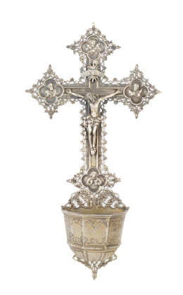 1259.  Pila de agua bendita con Cristo crucificado en relieve de estilo neogótico. Con marcas.España, ff. del S. XIX - pp. del S. XX.