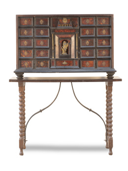 1392.  Papelera de madera ebonizado, carey y bronce dorado.Trabajo español, S. XVII.