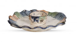 1184.  Mancerina de cerámica esmaltada en verde, manganeso, azul, rosa.Alcora, ff. del S. XVIII.