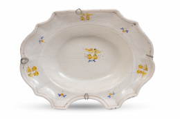 1186.  Bacía de cerámica esmaltada de la serie del "cacharrero".Alcora, ff. del S. XVIII.