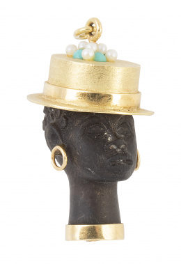 188.  Colgante charm años 60 con cabeza de africana adornada con pendientes sombrero de oro con perlas y turquesas