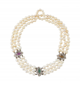 172.  Collar de tres hilos de perlas cultivadas unidos en tres puntos por motivos de formas vegetales, con zafiros blancos y centros de piedras de colores