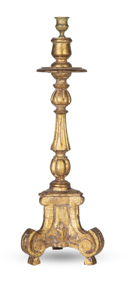 1237.  Hachero de madera tallada y dorada con remate de bronce.S. XIX.