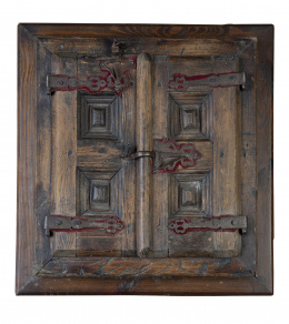 1193.  Ventana de madera de pino con bisagras de hierro recortadas sobre terciopelo.Trabajo español, S. XVII.