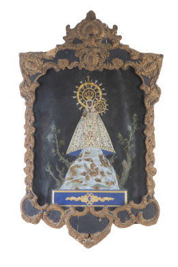 1238.  Virgen con el Niño. Papel pintado, tela y lentejuelas aplicadas.Trabajo conventual, S. XIX.