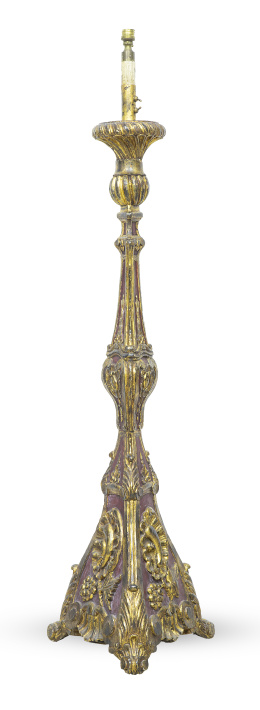 1235.  Hachero de madera tallada, policromada y dorada.España, pp. del S. XVIII.