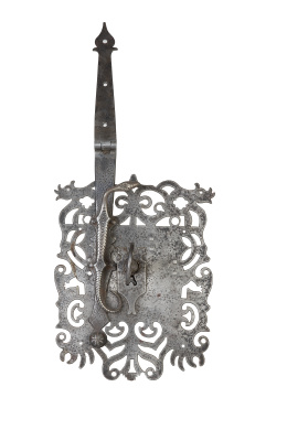 1220.  Cerradura de hierro recortada, con motivos calados. Con llave.Trabajo español, S. XVII.