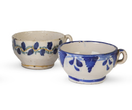 1300.  Lote de dos tazas de cerámica esmaltada, una en azul y blanco con hojas  y otra en azul, blanco y amarillo con flores.Levante, S. XIX.