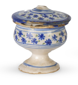 1299.  Bote con tapa de cerámica esmaltada  en azul cobalto y verde.Manises, S. XIX.