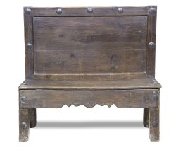 1206.  Banco de madera de pino tallada y tachonada.Castilla, S. XIX.