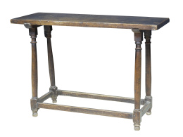 1199.  Mesa para bargueño de madera de nogal, con patas de vela.Castilla, S. XVI