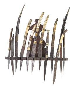 1192.  Conjunto de doce navajas de metal, hueso o asta grabadas con flores. En un soporte de madera.Albacete y otros, S. XIX.