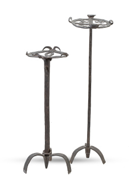 1214.  Dos soportes de hierro, sobre pies de trípode, de diferente tamaño.S. XIX.