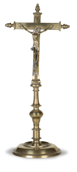 1230.  Cristo de bronce dorado. S. XVIII, sobre pie de bronce del S. XVII. Castilla.