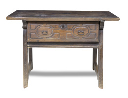 512.  Mesa con cajón en cintura de madera con decoración geométrica.Castilla, S. XVII.