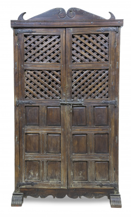1205.  Alacena de madera de pino tallada con cuarterones y con puertas con retícula calada.Castilla, S. XVIII.
