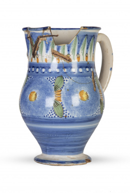1204.  Jarro de cerámica esmaltada en azul, verde y amarillo, decoración vegetal pintada y esponjada.Manises, S. XIX.