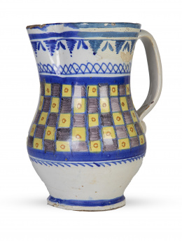 1202.  Jarro de cerámica esmaltada con ajedrezado, en manganeso, amarillo y azul.Manises, S. XIX.
