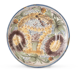 1074.  Plato de cerámica esmaltada en ocre, verde oliva y manganeso.Manises, S. XIX.