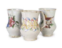 1075.  Lote de tres jarros de cerámica esmaltada, uno con pajarito y dos con flores.Levante, S. XIX.