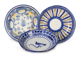 532.  Lote de tres platos de cerámica esmaltada, dos de ellos acuencados.Manises, segunda mitad del S. XIX.