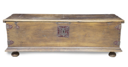 1187.  Arcón de tapa plana de madera de nogal con cerradura de hierro recortada sobre terciopelo. Castilla, S. XVII.