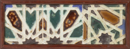 527.  Panel formado por tres azulejos de cerámica esmaltada en blanco, verde, melado y negro con la técnica de arista, con decoración de lacería.S. XVI.