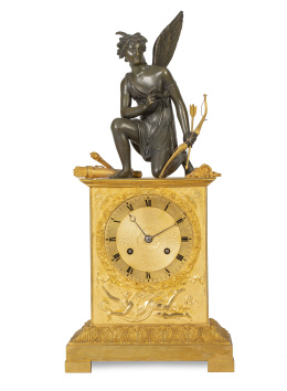 1150.  Reloj imperio de bronce dorado y pavonado con escultura de 