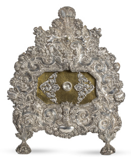 1224.  Sacra de plata repujada sobre soporte de madera.Trabajo peruano, S. XVIII