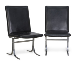 1186.  Dos sillas de estructura de acero cromado con tapicería de cuero negro.Dyrlund, Dinamarca, años 60.