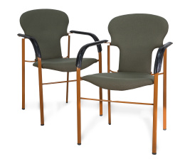 1191.  Pareja de sillas de acero lacado en naranja tapizadas en verde y cuero.Oscar Tusquets para Casas, h. 1983.