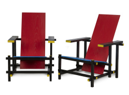 1177.  "Roodblauwe Stoel"  o "The red blue chairs".Madera policromada en azul, negro, rojo y amarillo. Siguen el modelo original de 1923.Gerrit Rietveld, h. 1970