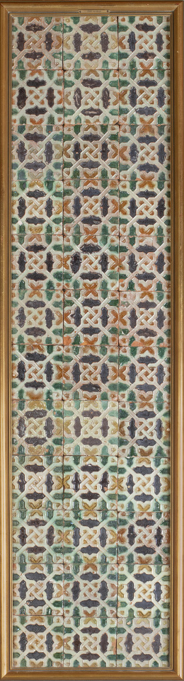 530.  Panel formado por 36 azulejos de cerámica esmaltada en blanco, verde, melado y negro con la técnica de arista, decorado con lacería.S. XVI.