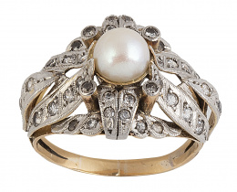 121.  Sortija años 50 con perla central y zafiros blancos en montura bombée