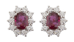 312.  Pendientes rosetón de rubí central orlado de brillantes