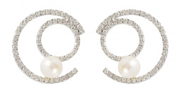 356.   Pendientes de brillantes círculo y "C"exterior adornados con una perla cultivada en la base