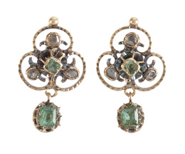 20.   Pendientes S. XIX con diseño de trébol de diamantes y esmeralda, con esmeralda colgante
