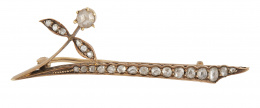 38.  Broche S.XIX de diamantes de talla rosa con diseño de rama con flor lateral