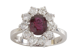 315.  Sortija rosetón con rubí central orlado de brillantes