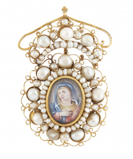 27.  Colgante relicario S. XIX en filigrana de oro y perlas naturales de aljófar, con miniatura de Virgen