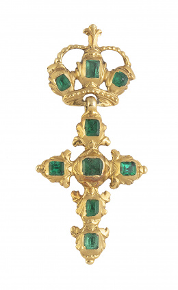 16.  Cruz colgante de esmeraldas de ff. S. XVIII, que pende de corona superior