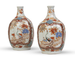 1328.  Pareja de botellas de porcelana esmaltada.Japón, S. XIX.