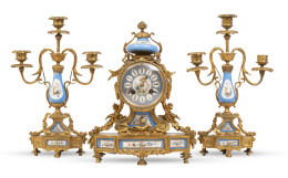 1329.  Guarnición de chimenea Napoleón III de bronce dorado con porcelana esmaltada y dorada.Francia, último cuarto del S. XVIII.