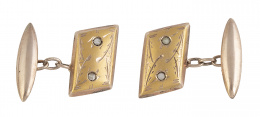 117.  Gemelos romboidales en oro bajo con decoración grabada y za