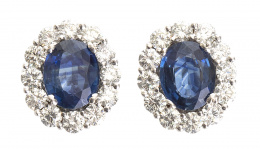 373.  Pendientes con zafiros ovales facetados orlados de brillantes