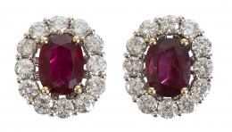 341.  Pendientes con rubíes ovales facetados de intenso color, orlados de brillantes