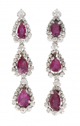 343.  Pendientes largos articulados con tres rubíes talla pera orlados de brillantes 